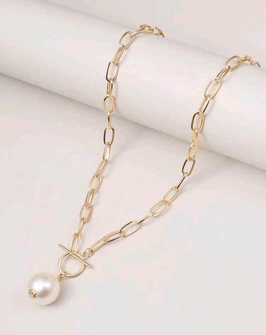 Necklace with pearl